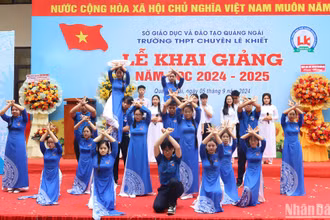 Lễ giảng năm học mới 2024-2025 tại các trường học ở Quảng Ngãi diễn ra trong không khí vui tươi, phấn khởi.