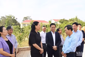 Lãnh đạo tỉnh Quảng Ngãi và Kon Tum trao đổi bên lề Hội nghị triển khai thực hiện chủ trương của Trung ương việc sáp nhập đơn vị hành chính cấp tỉnh Quảng Ngãi và Kon Tum diễn ra vào sáng 15/4 tại hội trường Huyện ủy Kon Plông (Kon Tum).