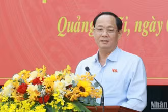 Phó Chủ tịch Quốc hội Trần Quang Phương phát biểu tại buổi tiếp xúc với cử tri Quảng Ngãi. 