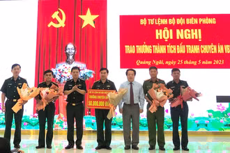Lãnh đạo Bộ đội Biên phòng và Ủy ban nhân dân tỉnh Quảng Ngãi trao số tiền thưởng 50 triệu đồng cho các đơn vị tham gia chuyên án VBT6. 