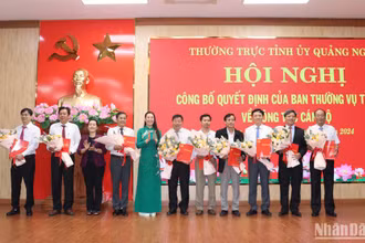 Lãnh đạo Tỉnh ủy Quảng Ngãi trao Quyết định và tặng hoa chúc mừng 9 đồng chí thuộc diện Ban Thường vụ Tỉnh ủy Quảng Ngãi được điều động, luân chuyển nhận nhiệm vụ mới. 