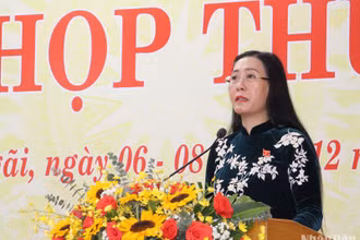 Đồng chí Bùi Thị Quỳnh Vân, Ủy viên Trung ương Đảng, Bí thư Tỉnh ủy, Chủ tịch Hội đồng nhân dân tỉnh Quảng Ngãi phát biểu khai mạc kỳ họp. 