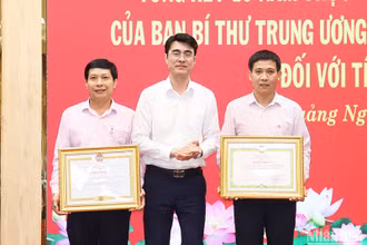 Lãnh đạo Ngân hàng chính sách Việt Nam tặng Bằng khen của Bộ Kế hoạch và Đầu tư và Trung ương Hội Nông dân Việt Nam tặng Bằng khen cho 2 tập thể có thành tích trong triển khai thực hiện Chỉ thị 40-CT/TW.