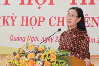 Bí thư Tỉnh ủy, Chủ tịch Hội đồng nhân dân tỉnh Quảng Ngãi Bùi Thị Quỳnh Vân phát biểu tại kỳ họp.