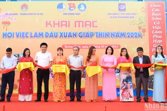 Lãnh đạo tỉnh Quảng Ngãi cùng các sở, ban ngành và đại diện doanh nghiệp cắt băng khai mạc Hội việc làm đầu Xuân Giáp Thìn 2024. 