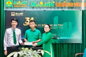 Bí thư Chi bộ và Công đoàn Công ty Mai Linh Quảng Ngãi tuyên dương, khen thưởng tài xế Đặng Văn Nghiêm. (Ảnh: Công ty Mai Linh Quảng Ngãi cung cấp). 