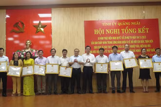 Trao Bằng khen của Ủy ban nhân dân tỉnh Quảng Ngãi cho các tập thể có thành tích xuất sắc trong việc thực hiện Nghị quyết 29-NQ/TW. 