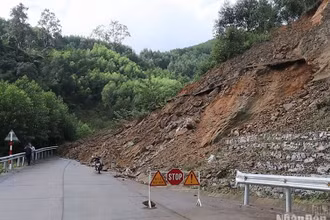 Sạt lở nghiêm trọng tại đèo Eo Chim, thuộc tỉnh lộ 624, đoạn qua địa bàn xã Thanh An, huyện miền núi Minh Long (Quảng Ngãi).