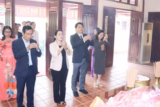 Lãnh đạo tỉnh Quảng Ngãi thành kính dâng hương bày tỏ lòng kính trọng và biết ơn sâu sắc công lao to lớn của Thủ tướng Phạm Văn Đồng. 