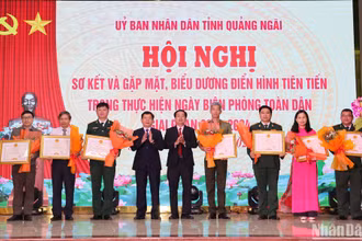 Lãnh đạo tỉnh Quảng Ngãi trao Bằng khen của Ủy ban nhân dân tỉnh cho các tập thể, cá nhân có thành tích trong thực hiện Ngày Biên phòng toàn dân, giai đoạn 2019-2024.