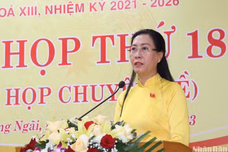 Đồng chí Bùi Thị Quỳnh Vân, Ủy viên Trung ương Đảng, Bí thư Tỉnh ủy, Chủ tịch Hội đồng nhân dân tỉnh Quảng Ngãi phát biểu tại kỳ họp. 