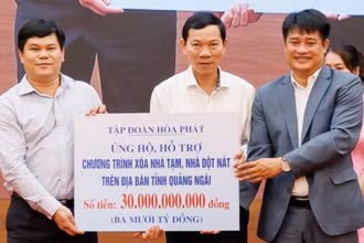 Ông Vũ Xuân Hà, đại diện Công ty cổ phần thép Hòa Phát Dung Quất và Tập đoàn Hòa Phát trao biểu trưng ủng hộ 30 tỷ đồng cho tỉnh Quảng Ngãi triển khai chương trình xóa nhà tạm, nhà dột nát.