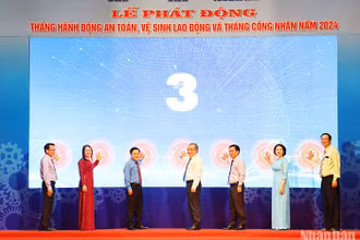 Lãnh đạo tỉnh Quảng Ngãi cùng các sở, ngành và đại diện doanh nghiệp thực hiện nghi thức phát động Tháng hành động về an toàn, vệ sinh lao động và Tháng Công nhân năm 2024. 