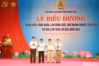 Lãnh đạo tỉnh Quảng Ngãi trao Bằng khen của Ủy ban nhân dân tỉnh cho các chủ doanh nghiệp tiêu biểu thi đua làm theo lời Bác trong Tháng Công nhân năm 2024.