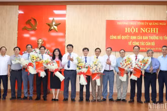 Tập thể Ban Thường vụ Tỉnh ủy Quảng Ngãi chúc mừng 7 Tỉnh ủy viên được phân công nhận nhiệm vụ mới. 
