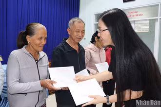 Đồng chí Bùi Thị Quỳnh Vân, Ủy viên Trung ương Đảng, Bí thư Tỉnh ủy, Chủ tịch Hội đồng nhân dân tỉnh Quảng Ngãi trao quà Tết cho các gia đình có hoàn cảnh khó khăn ở phường Trần Phú, thành phố Quảng Ngãi.