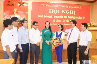 Bí thư Tỉnh ủy Quảng Ngãi Bùi Thị Quỳnh Vân trò chuyện với cán bộ trẻ ở tỉnh về xã công tác.