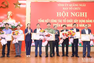 Trao Bằng khen của Ban Thường vụ Tỉnh ủy Quảng Ngãi cho các tổ chức đảng, cơ quan chuyên trách tham mưu, giúp việc Tỉnh ủy đạt tiêu chuẩn "Hoàn thành xuất sắc nhiệm vụ" tiêu biểu năm 2023. 