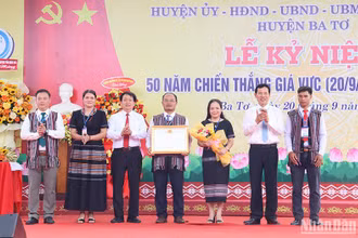 Trao Bằng khen của Chủ tịch Ủy ban nhân dân tỉnh Quảng Ngãi tặng nhân dân và cán bộ xã Ba Vì đã có thành tích trong quá trình xây dựng và phát triển xã Ba Vì.