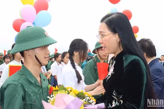 Bí thư Tỉnh ủy Quảng Ngãi Bùi Thị Quỳnh Vân tặng hoa, động viên chúc tân binh an tâm lên đường nhập ngũ hoàn thành xuất sắc mọi nhiệm vụ được giao.