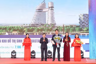 Lãnh đạo tỉnh Quảng Ngãi trao quyết định chủ trương đầu tư, chấp thuận nhà đầu tư cho đại diện lãnh đạo Công ty TNHH đầu tư kinh doanh bất động sản NHSLAND.