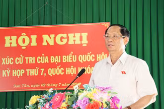 Phó Chủ tịch Quốc hội Trần Quang Phương phát biểu tại Hội nghị tiếp xúc cử tri xã Sơn Tân, huyện miền núi Sơn Tây (Quảng Ngãi).