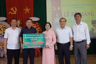 Nguyễn Thị Thu Hà, Giám đốc Trung tâm Nuôi dạy trẻ khuyết tật Võ Hồng Sơn đón nhận tình cảm, sự chung tay chia sẻ từ các cơ quan, doanh nghiệp, địa phương và nhà hảo tâm. 