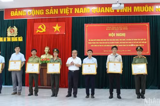 Trao tặng Bằng khen của Ủy ban nhân dân tỉnh Quảng Ngãi cho các tập thể và cá nhân, đã có thành tích xuất sắc trong công tác xây dựng phong trào toàn dân bảo vệ an ninh Tổ quốc, giai đoạn 2018-2023. 