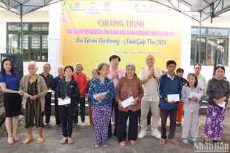Lãnh đạo tỉnh Quảng Ngãi và Công ty điều hành dầu khí Phú Quốc trao quà Tết cho hộ nghèo ở xã Nghĩa Dõng, thành phố Quảng Ngãi.