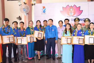Lãnh đạo Ban Tuyên giáo Tỉnh ủy Quảng Ngãi và Tỉnh đoàn Quảng Ngãi trao Bằng khen tuyên dương các gương thanh niên tiên tiến làm theo lời Bác. 