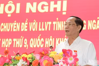 Phó Chủ tịch Quốc hội Trần Quang Phương phát biểu tại buổi tiếp xúc cử tri chuyên đề với Lực lượng vũ trang tỉnh Quảng Ngãi.