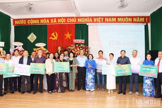 Tại Lễ bế giảng năm học 2023-2024, các cơ quan, đơn vị, doanh nghiệp và nhà hảo tâm ủng hộ cho Trung tâm hơn 2,5 tỷ đồng.