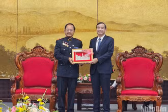 Phó Bí thư Thành ủy, Chủ tịch Ủy ban nhân dân thành phố Đà Nẵng Lê Trung Chinh tiếp Đoàn công tác chiều 5/6. (Ảnh ANH ĐÀO)