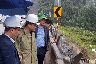 Phó Chủ tịch chuyên trách Ủy ban An toàn giao thông Quốc gia Khuất Việt Hùng kiểm tra hiện trường vụ xe khách rơi xuống vực chiều ngày 23/1. (Ảnh: ANH ĐÀO)