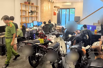 Cơ quan chức năng khám xét căn hộ nơi các đối tượng thuê để thực hiện hành vi phạm pháp. (Ảnh Công an cung cấp)
