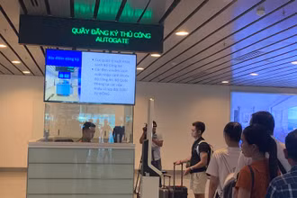Triển khai hệ thống Autogate trong kiểm soát xuất nhập cảnh tại sân bay Đà Nẵng. (Ảnh: Công an cửa khẩu Cảng hàng không quốc tế Đà Nẵng cung cấp)