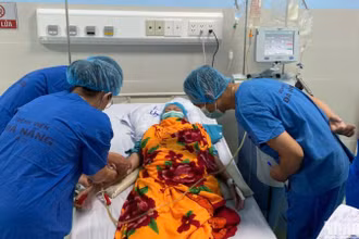 Các y, bác sĩ chăm sóc bệnh nhân Hồ Thị N. sau ca ghép tế bào gốc tự thân. (Ảnh: ANH ĐÀO)
