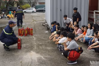 Các nhóm học sinh được chia tham gia từng tổ trải nghiệm, tìm hiểu các kiến thức về sử dụng bình chữa cháy xách tay tại trụ sở Phòng Cảnh sát Phòng cháy, chữa cháy và cứu nạn cứu hộ, Công an thành phố Đà Nẵng ngày 23/2. (Ảnh: ANH ĐÀO)