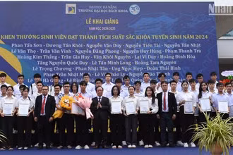 Trường Đại học Bách khoa - Đại học Đà Nẵng khen thưởng và trao học bổng cho các tân sinh viên, sáng 9/9. (Ảnh: ANH ĐÀO)