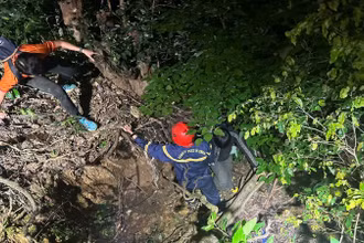 Cảnh sát phòng cháy chữa cháy và cứu nạn cứu hộ Công an thành phố Đà Nẵng tiếp cận khu vực hai du khách bị nạn. (Ảnh: Công an cung cấp)
