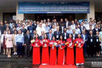 Các đại biểu tham dự Khai mạc hội nghị Quốc tế IEEE về Đo lường và Ứng dụng Anten 2024 chụp ảnh lưu niệm tại sự kiện. (Ảnh: ANH ĐÀO)