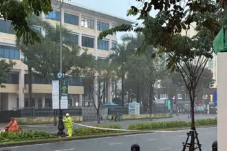 Mưa lớn gây ngập cục bộ tại nhiều tuyến đường, lực lượng chức năng tiến hành giăng dây cảnh báo người dân, phương tiện không lưu thông. (Ảnh: Công an thành phố Đà Nẵng cung cấp)