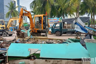 Lực lượng chức năng quận Sơn Trà, thành phố Đà Nẵng cưỡng chế, tháo dỡ 7 quầy ẩm thực, lưu niệm ven biển Đà Nẵng. (Ảnh: ANH ĐÀO)