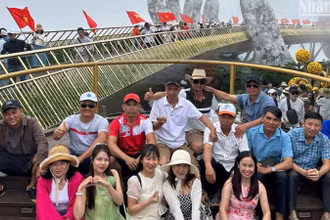 Lượng khách du lịch đến Ba Na Hills tăng kỷ lục trong dịp lễ Giỗ Tổ Hùng Vương. Trong ảnh là đoàn khách tour Sun World Ba Na Hills do Công ty Vodatours hướng dẫn. (Ảnh: ANH ĐÀO)