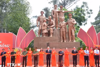 Tổng Bí thư Tô Lâm cùng nhiều đồng chí Lãnh đạo, nguyên Lãnh đạo Đảng, Nhà nước cắt băng khánh thành Tượng đài Công an nhân dân. (Ảnh: Linh Sơn/TTXVN)