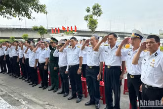 Hội cựu chiến binh Hải quân thành phố Đà Nẵng tri ân các anh hùng, liệt sĩ sự kiện Gạc Ma 14/3/1988. (Ảnh: ANH ĐÀO)