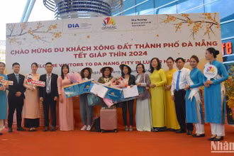 Đà Nẵng đón chuyến bay quốc tế đầu tiên xông đất sáng sớm mùng 1 Tết. Ảnh: ANH ĐÀO