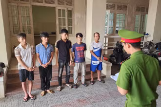 Nhóm đối tượng bị khởi tố về về hành vi gây rối trật tự công cộng. (Ảnh: Công an cung cấp)