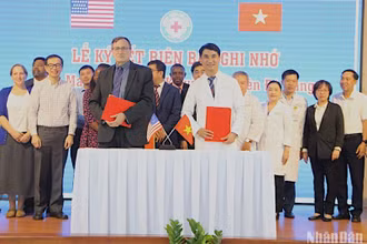 Lễ ký kết biên bản ghi nhớ giữa Bệnh viện Đà Nẵng với Mayo Clinic (Hoa Kỳ). (Ảnh: ANH ĐÀO)