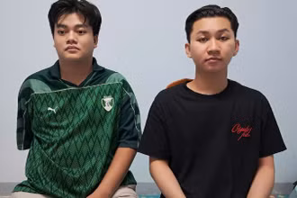 Nguyễn Hoàng Khang (trái) và Phan Anh Duy tại cơ quan Công an. (Ảnh: Công an cung cấp)
